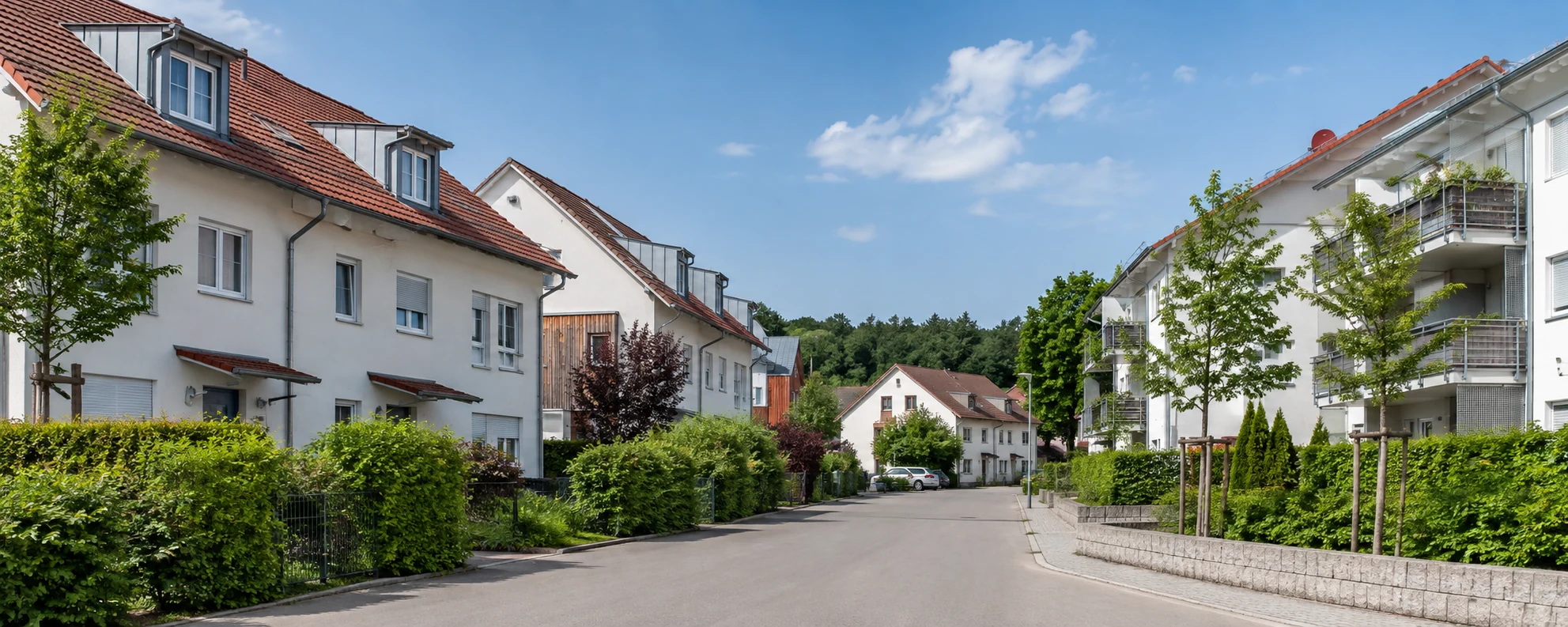 Gewöhnliches bayerisches Wohnviertel mit Häusern, kleiner Wohnanlage und begrünten Gärten